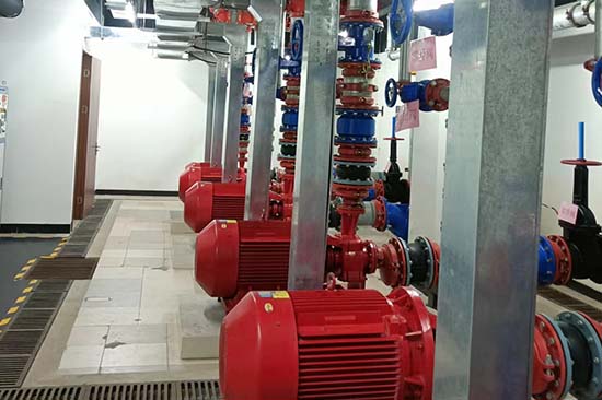 消防维保泵房内的设施维护保养内容与周期是什么？